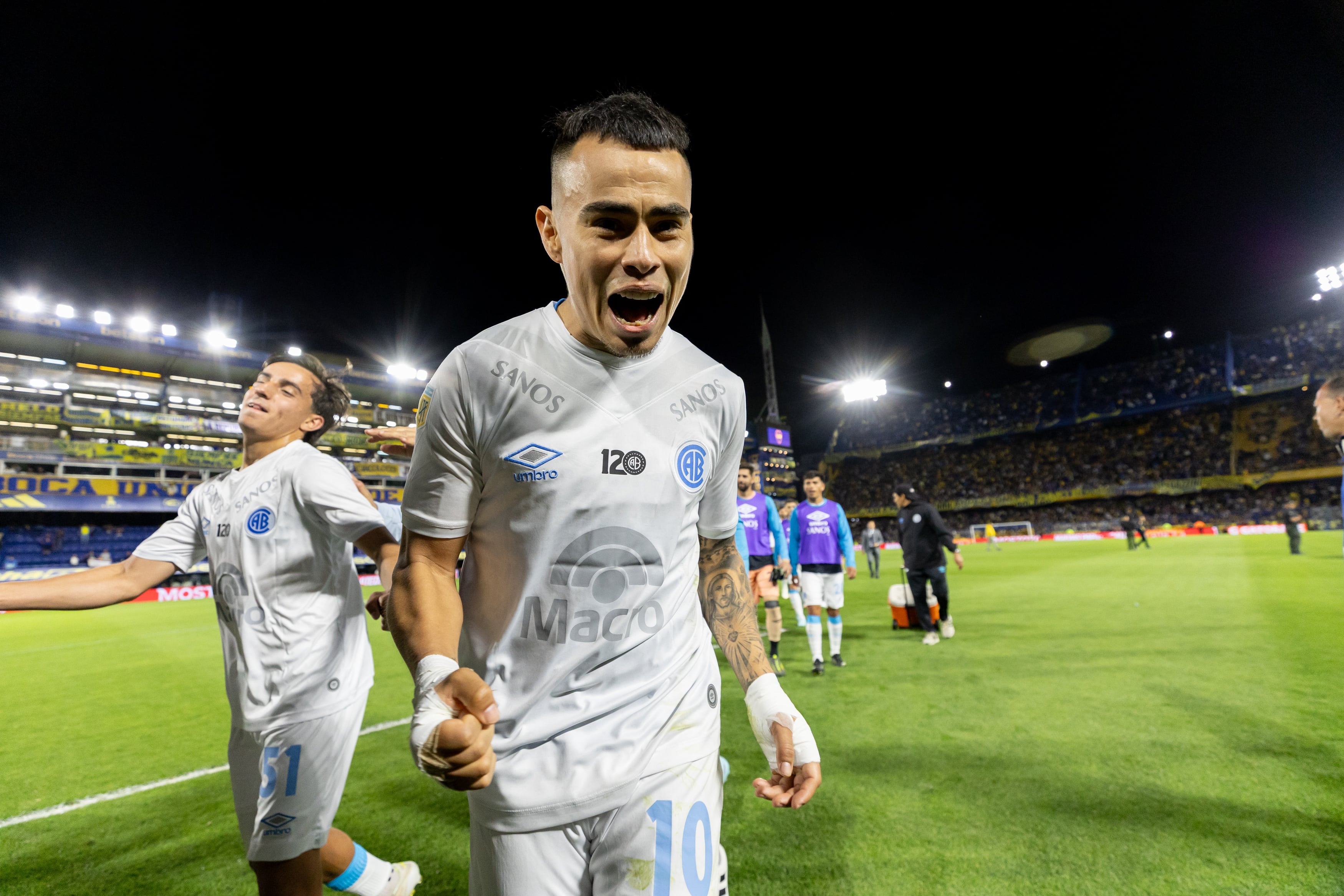 Lucas Zelarayán festejando el triunfo de Belgrano sobre Boca en La Bombonera. (Prensa Belgrano)