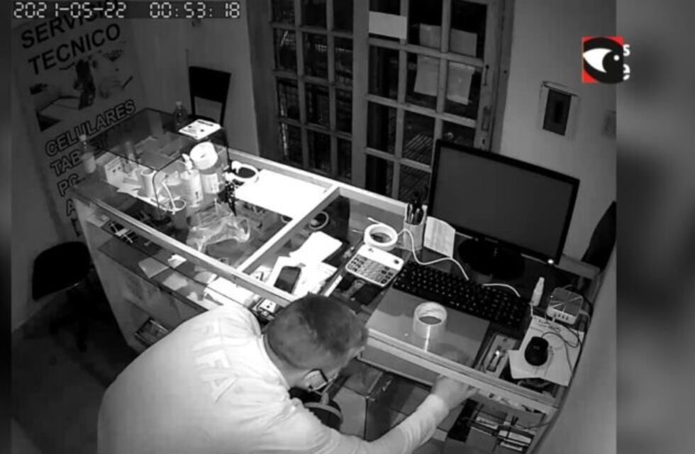 Cámaras de seguridad captaron el momento del robo a un local de reparación de celulares en Posadas