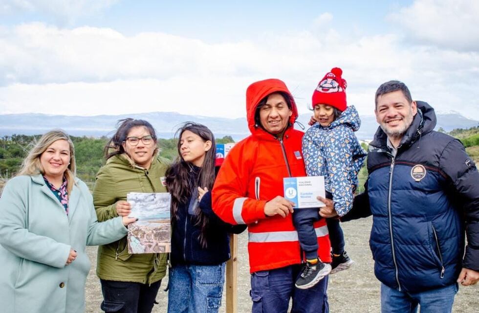 Ushuaia: entregaron decretos de preadjudicación de terrenos a trabajadores viales