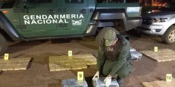 Transportaba marihuana y chocó contra el móvil de Gendarmería en Puerto Leoni.