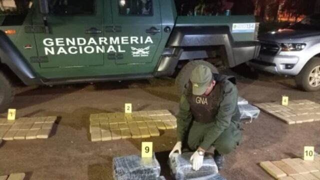 Transportaba marihuana y chocó contra el móvil de Gendarmería en Puerto Leoni.