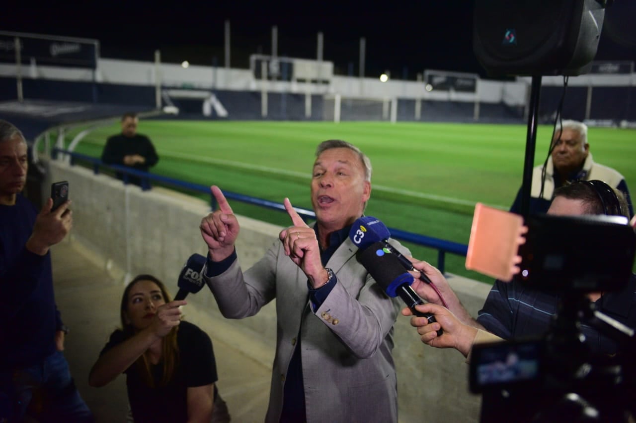 El presidente de Talleres Andrés Fassi responde en la Boutique a un grupo de socios que reclaman por la mala campaña del equipo. (José Gabriel Hernández / La Voz)