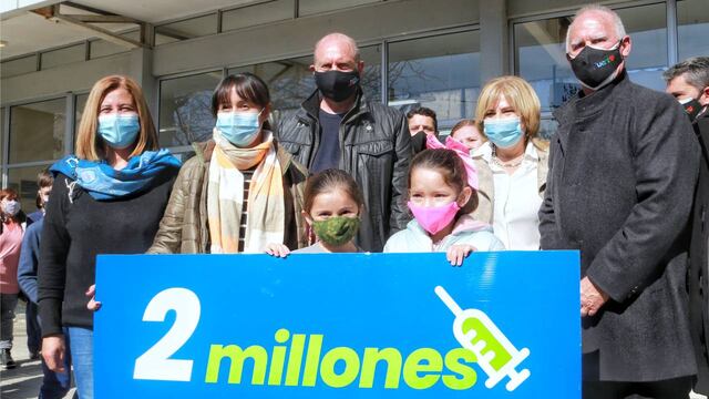 El gobernador Omar Perotti Puerto General San Martín junto a la ministra de Salud, Sonia Martorano.