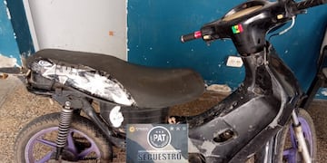 Moto en la que se desplazaban los delincuentes