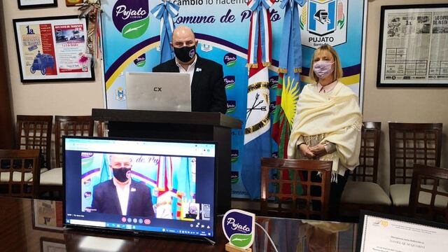 Alejandra Rodenas, tomó juramento de lealtad a la Bandera a alumnos de Pujato (Facebook Daniel Quacquarini)