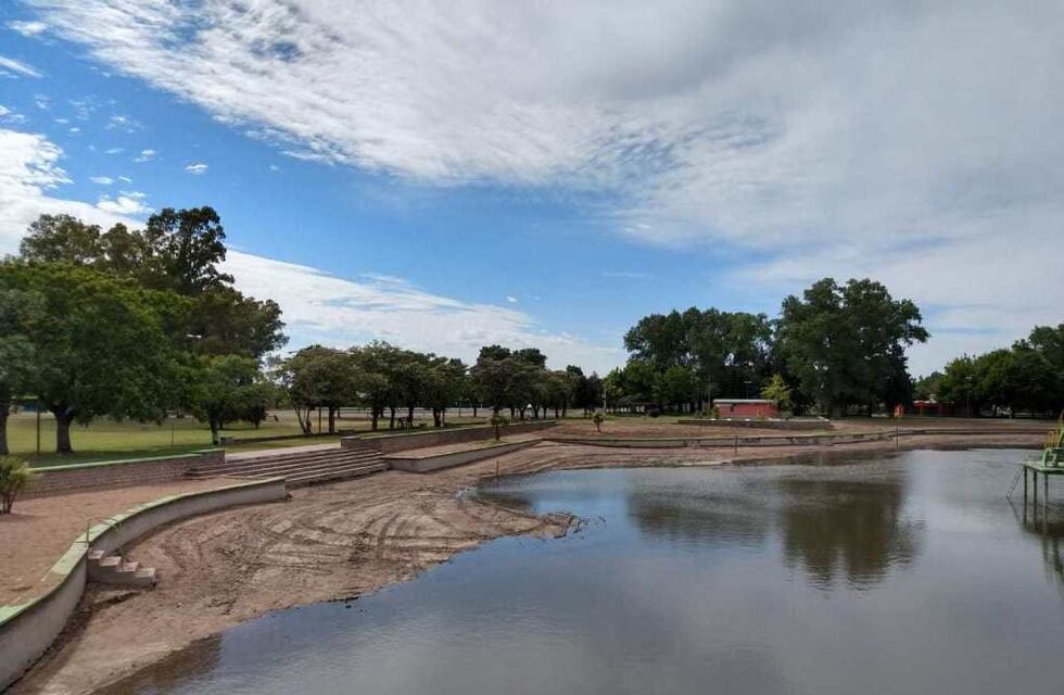Aparecieron manchas de aceite de grandes dimensiones en el Balneario