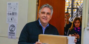 El gobernador electo de Córdoba, Martín Llaryora, emitió su voto en las elecciones para intendente. (Prensa Hacemos Unidos por Córdoba)