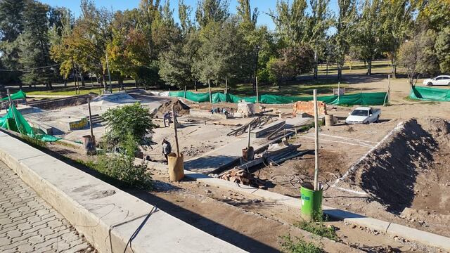 Trabajan en las mejoras de la pista de skate.