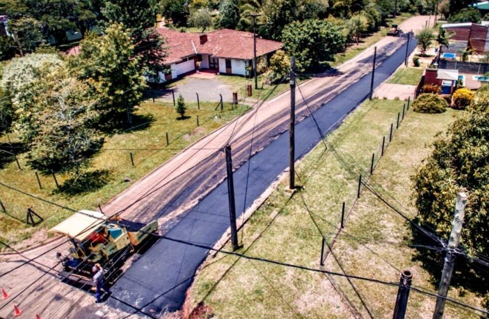 Continúan las obras de asfaltado en la calle Asunción en Eldorado