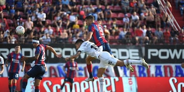 San Lorenzo dio vuelta el marcador y vence a Newell's, que se quedó con nueve futbolistas en cancha.