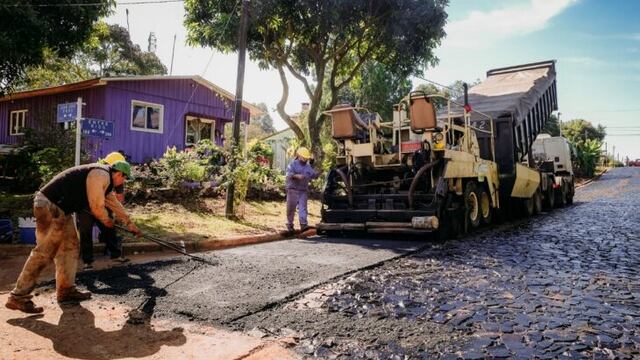 Inicio de asfalto sobre empedrado en Mojón Grande y Colonia Polana