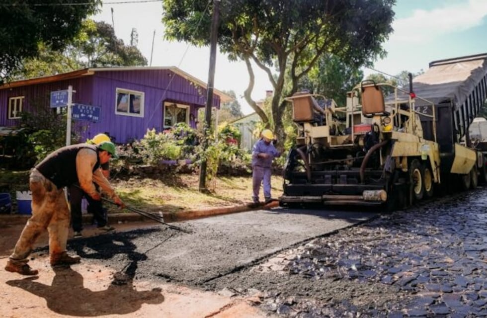 Inicio de asfalto sobre empedrado en Mojón Grande y Colonia Polana
