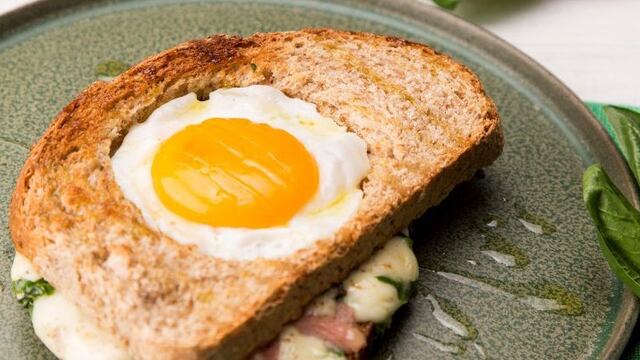 Tostado con queso, huevo y verduras es una gran opción y muy fácil.