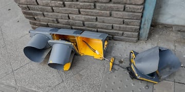 Insólito: caminaba por Córdoba y le cayó un semáforo en la cabeza. (Policía)