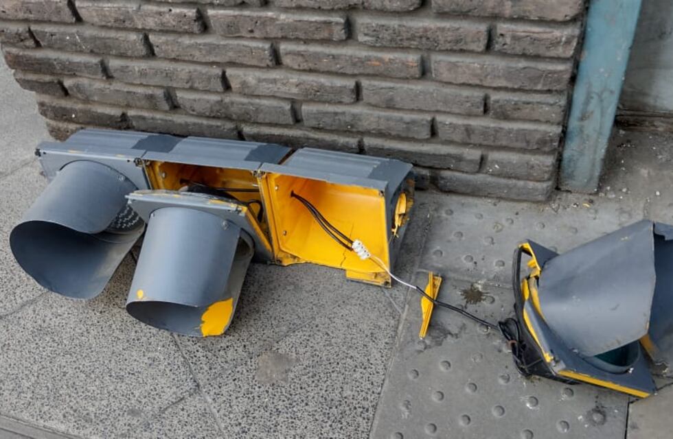 Insólito: caminaba por el Centro de Córdoba y se le cayó un semáforo en la cabeza