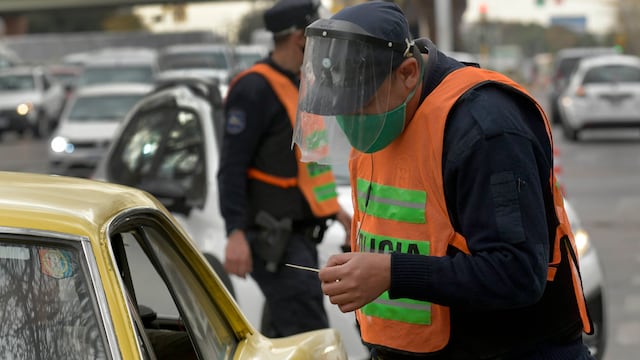 Controles policiales, para evitar libre circulacion vehicular.
controles de la policia en el Nudo Vial de Zapata. 
Covid 19, Pandemia, coronaviris , fuerza