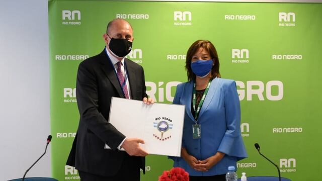El rafaelino firmó un convenio con su par de Río Negro, Arabela Carreras, y también recorrió las instalaciones de Invap. (Gobierno de Santa Fe)