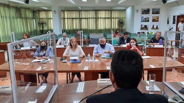 Amalia Galantti acompañada por Bárbara Chivallero, Marcelo Lombardo y María Paz Caruso en el Concejo Municipal