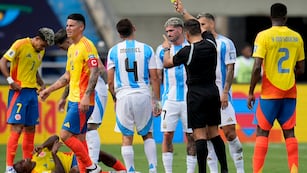 Gonzalo Montiel, de la selección de Argentina, recibe una tarjeta amarilla del árbitro Piero Maza durante un partido de la eliminatoria mundialista ante Colombia, el martes 10 de septiembre de 2024, en Barranquilla (AP Foto/Ricardo Mazalán)