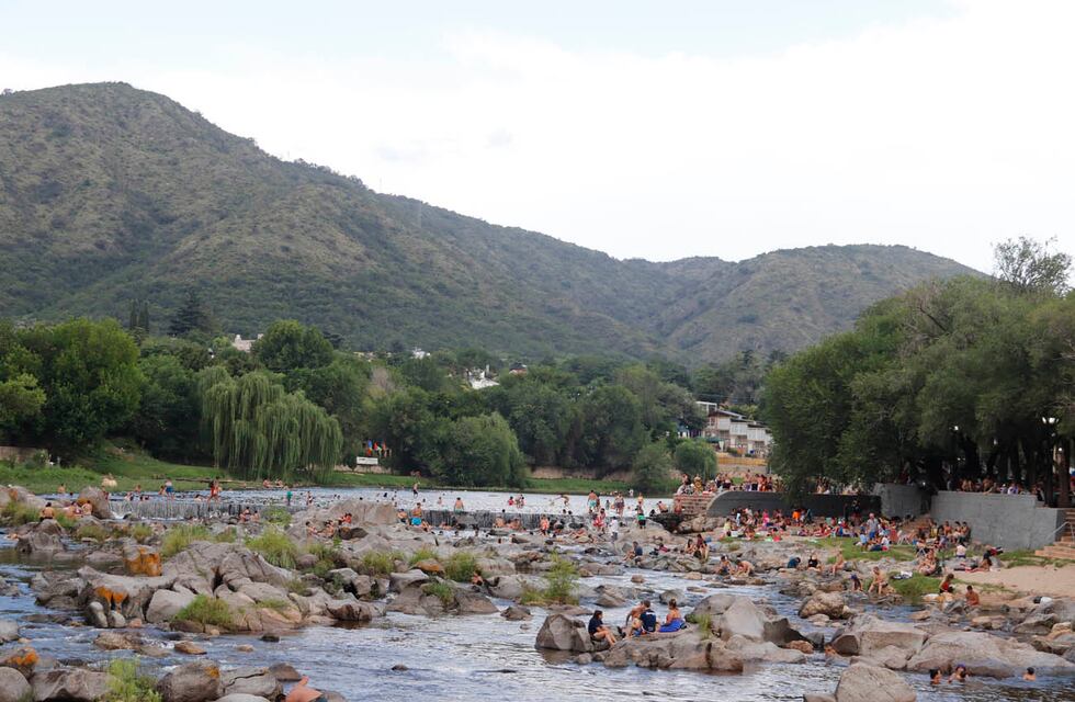 Carlos Paz: guardavidas rescataron a una niña extraviada en un balneario del río San Antonio