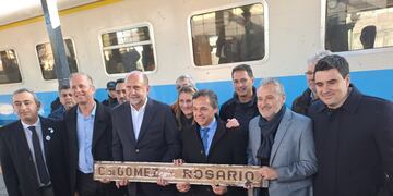 Omar Perotti y deiferentes autoridades de Santa Fe en la inauguración tren Rosario-Cañada de Gómez.