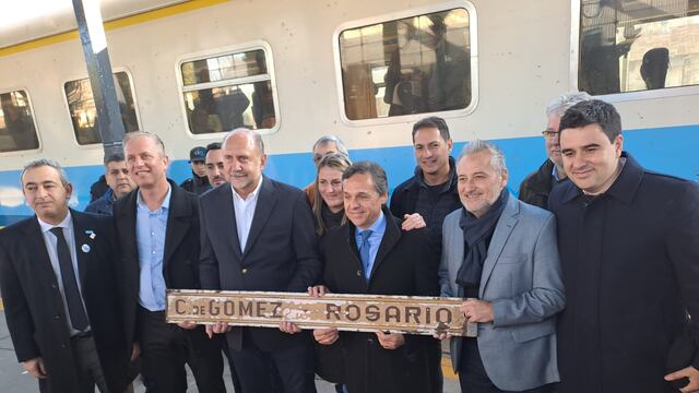Omar Perotti y deiferentes autoridades de Santa Fe en la inauguración tren Rosario-Cañada de Gómez.