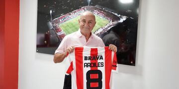 Ardiles posó con la nueva remera de Instituto (Foto: Prensa Instituto).