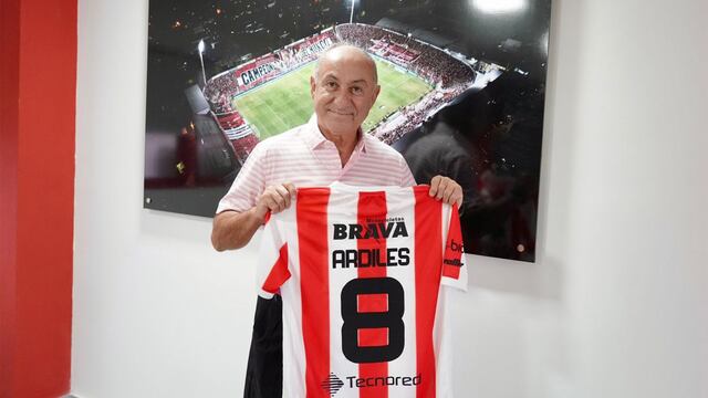 En Córdoba, el "Pitón" Ardiles posó con la nueva camiseta de Instituto (Foto: Prensa Instituto).