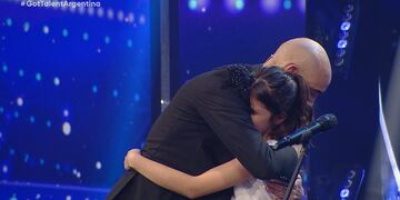 Abel Pintos, emocionado junto a una de las concursantes.