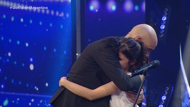 Abel Pintos, emocionado junto a una de las concursantes.
