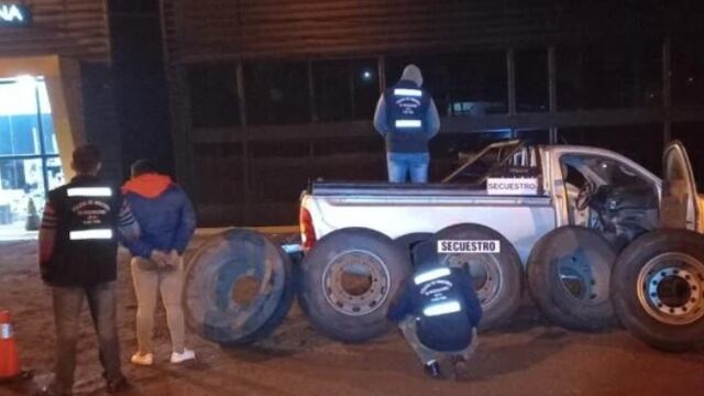 Recuperan cubiertas de camiones robadas en Aristóbulo del Valle.