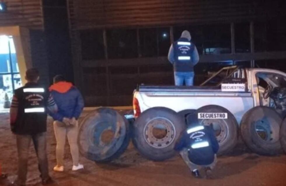 Recuperan cubiertas de camiones robadas en Aristóbulo del Valle