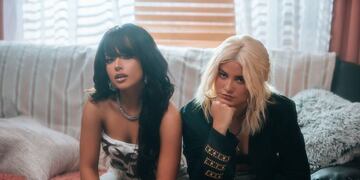 Sofía Reyes y Becky G en "Mal de amores".