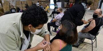 Desde el ministerio de Salud se reiteró que se está bacunando a los mayores de 40 sin comorbilidades. Orlando Pelichotti/Los Andes