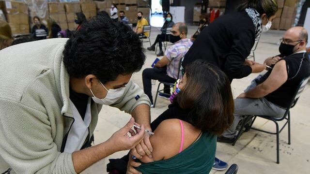 Desde el ministerio de Salud se reiteró que se está bacunando a los mayores de 40 sin comorbilidades. Orlando Pelichotti/Los Andes