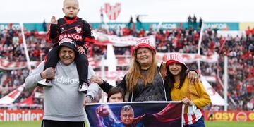 Nehier junto a su familia en la cancha de Instituto. Ovacionados (Prensa Instituto).