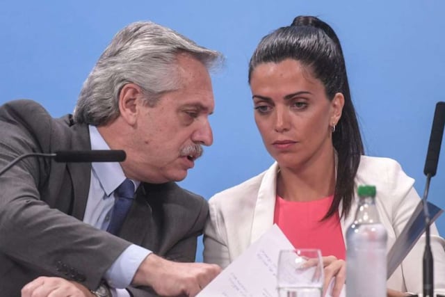 Alberto Fernández junto a la titular del Pami, Luana Volnovich. (Foto / Archivo)