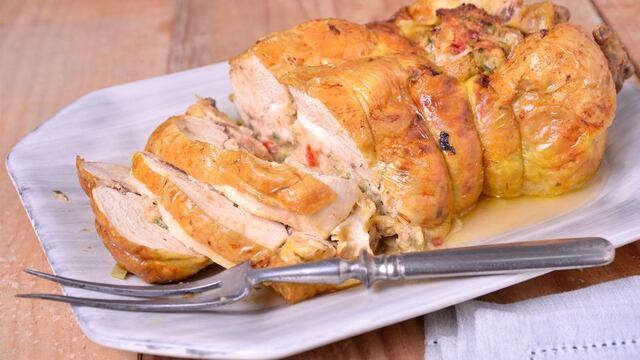 Receta fácil de pollo relleno, una opción con elegancia y sabor en la mesa navideña.