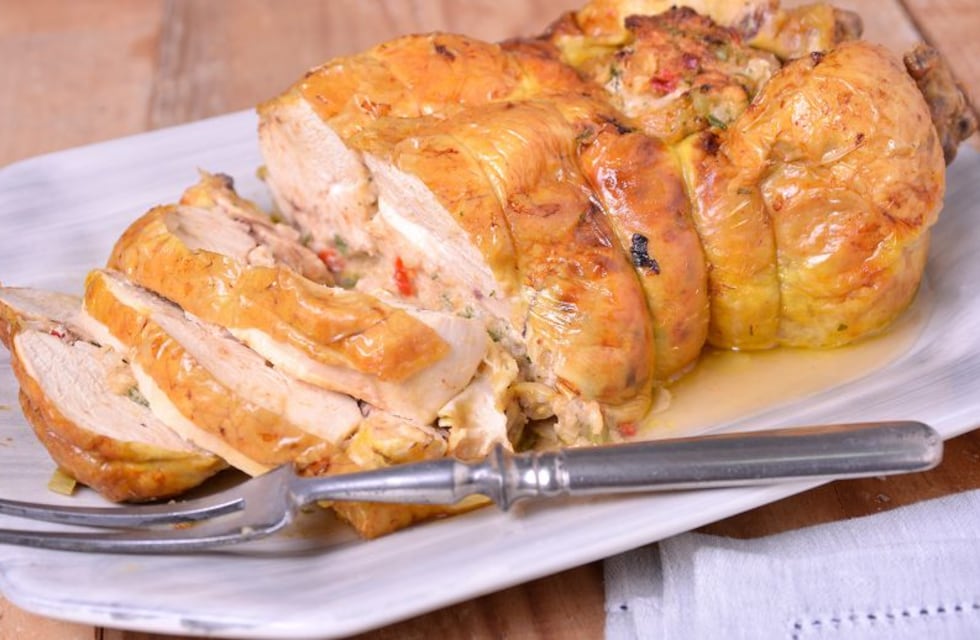 Receta fácil de pollo relleno, una opción con elegancia y sabor en la mesa navideña