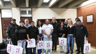 Castellano junto a trabajadores municipales que realizan sus estudios secundarios