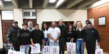 Castellano junto a trabajadores municipales que realizan sus estudios secundarios