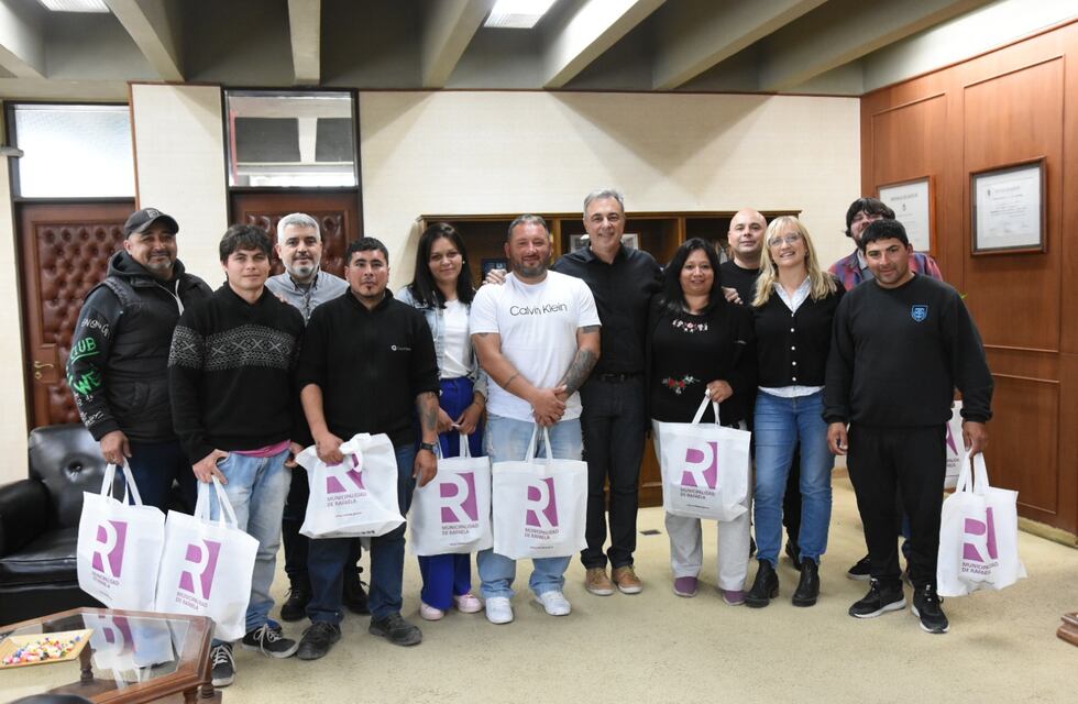 Castellano junto a 14 trabajadores municipales que realizan sus estudios secundarios