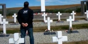Rubén Accastello visitó el cementerio en el archipiélago en el año 2013.