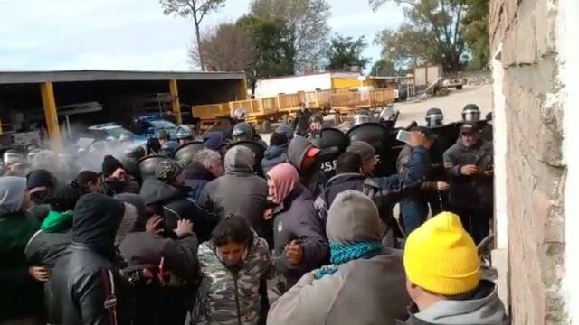 Los uniformados actuaron con escudos, bastones y gas pimienta.