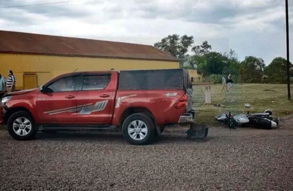 Una moto con 5 personas a bordo chocó contra una camioneta y murió una mujer