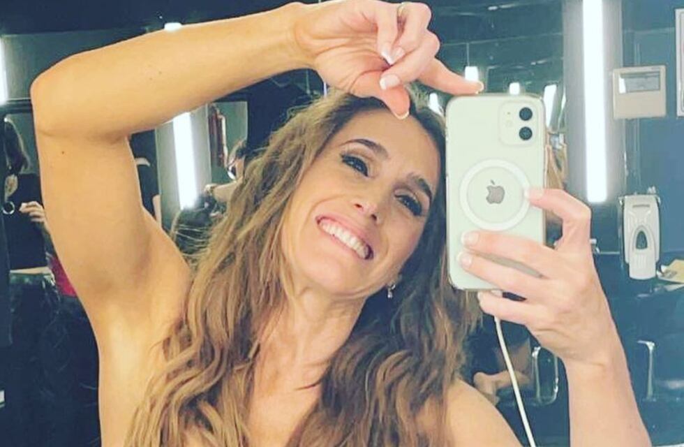 Soledad Pastorutti se sacó selfies tirada en el escenario y recibió un insólito regalo del público