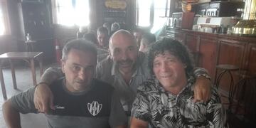 Gustavo "Sapito" Coleoni junto al Rengo Quinteros, y el dueño del restaurante en La Calera
