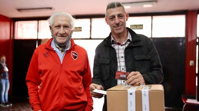Cristian D'Amico, a la derecha, votando en las últimas elecciones en Newell's. (@Frenteryn)