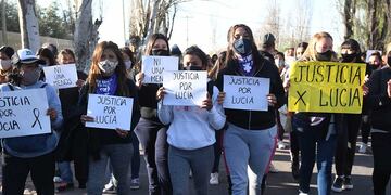Vecinos de Lucía marcharon por Ruta 60 de Maipoú en reclamo de Justicia por el femicidio de la menor.