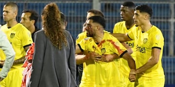 El futbolista uruguayo se fue de la cancha con la cara ensangrentada.